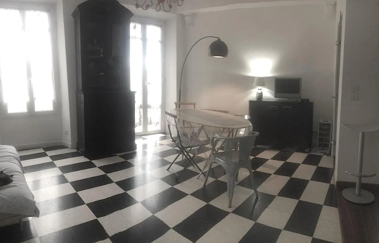 Maison Julien 3 멍똥 0*,  프랑스